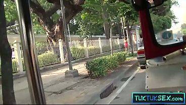 Gak Sengaja Naik Tuk-tuk, Langsung Numpang Di Kontol Gede Si Emak-emak Thailand.