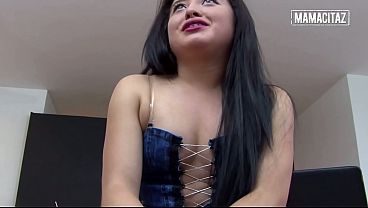 Gondrongan Montok Latina Nunduk Pake Rok Mini… Dia Gak Bisa Berhenti Meremas Pantatnya.