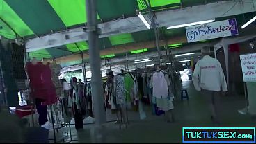 Lidah Bercincin, Ibu Mungil Thailand Digarap Dua Bule Gila.