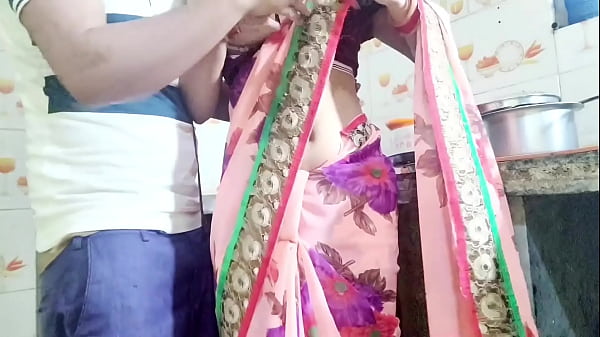 देसी भाभी बर्तन धो रही थी, तभी उसका देवर आया और बोला, “भाभी, तेरी चूत चाहिए, देगी क्या?” हिंदी ऑडियो में सुनो।