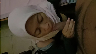 Bokep Indo Hijab Ngewe Sambil Hisep Kontol Pacar Sampai Keluar
