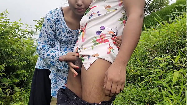 Desi Bhabhi Ki Chudai Khet Mein, Gaand Hila Ke Maza Le Rahi Hai.