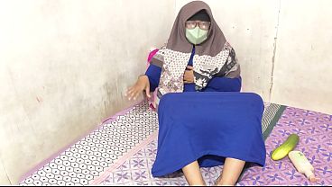 Cewek Hijab Indonesia Lagi Asyik Mainin Diri Sendiri.